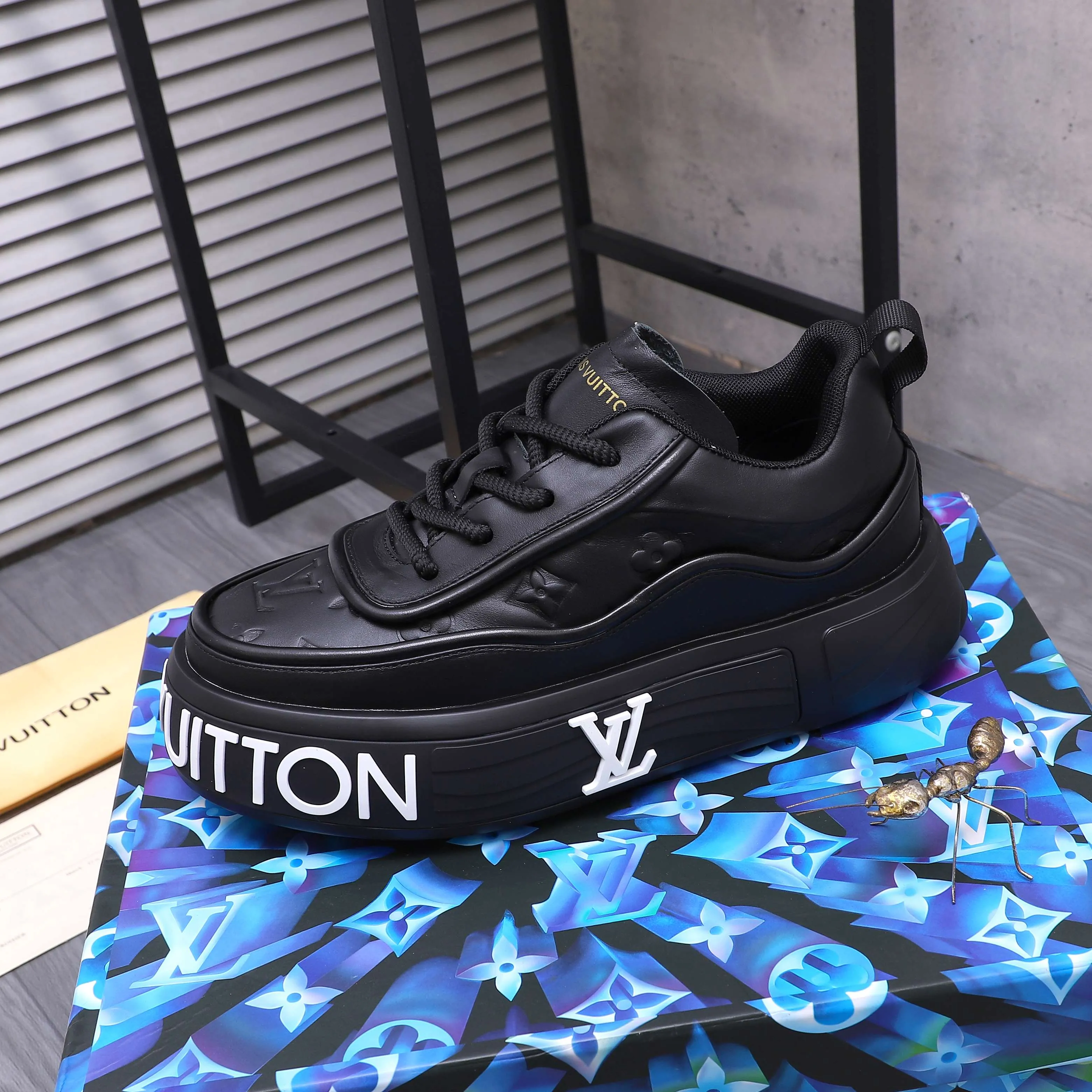 Men's shoes 💰560 Product trademark: LV [Louis Vuitton] casual shoes, regular size. Size: 38-46 (38.45.46 is custom-made and non-returnable) Product materials: Selected high-quality cowhide stitching embossed cowhide upper, cowhide insole, mesh lining, original outsole